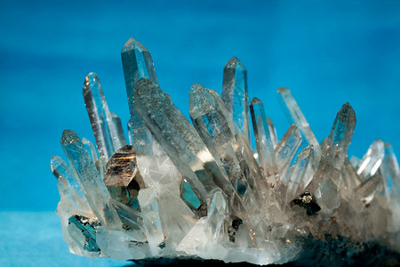 大石英晶体岩石晶体上面生长图片