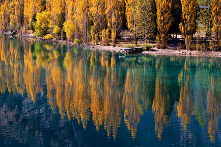 在山的湖秋天风景图片