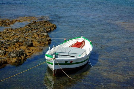 渔船停泊在西里岛小渔村Pozzallo的海滩上图片