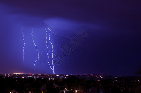 隔夜闪电风暴风暴在城市少雷击科罗拉多斯普林斯都会区的暴风雨夜间天背景图片