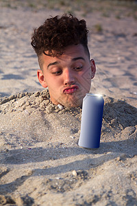 男人在沙滩上的沙子上滴水口渴图片