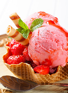 冰淇淋和新鲜草莓图片