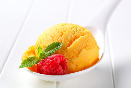 瓷勺上的黄色冰淇淋勺图片