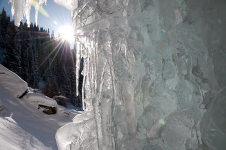在冬天冰瀑布和太阳的冰柱图片