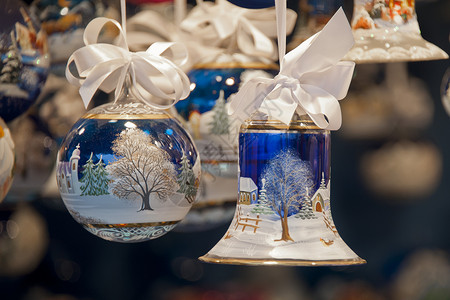 悬挂装饰圣诞球和铃铛图片