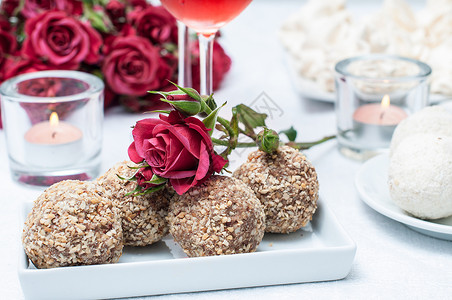 椰子巧克力蛋糕鲜花和玫瑰红酒在节日图片