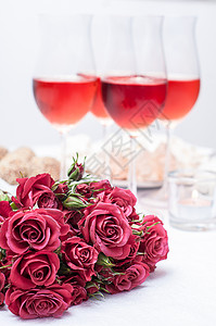 前景下的玫瑰和喜宴桌边的背景图片