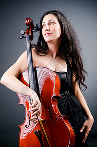 用大提琴演奏的女大提琴手图片