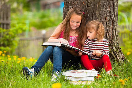 孩子们在夏日公园看书背景图片