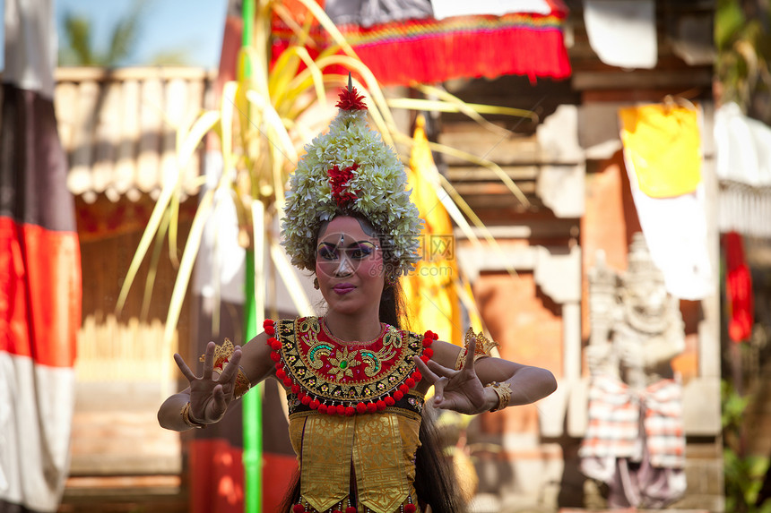 巴厘岛女孩在2012年日在印度尼西亚巴厘岛举行的经典全国巴厘岛舞蹈Barong前为游客摆姿势巴龙是巴厘岛非常受欢图片