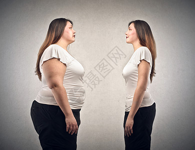 灰色背景上的胖女人和苗条女人高清图片