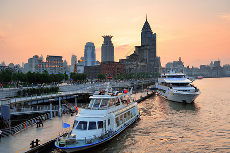 黄浦河与上海城市建筑的船图片