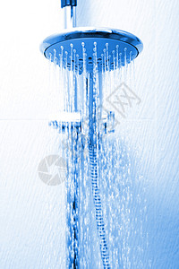 流动着水的酒店淋浴喷头图片