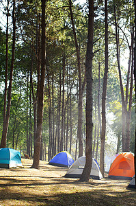 河边的露营帐篷图片