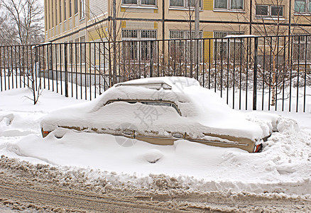 汽车覆盖着厚的雪层背景图片