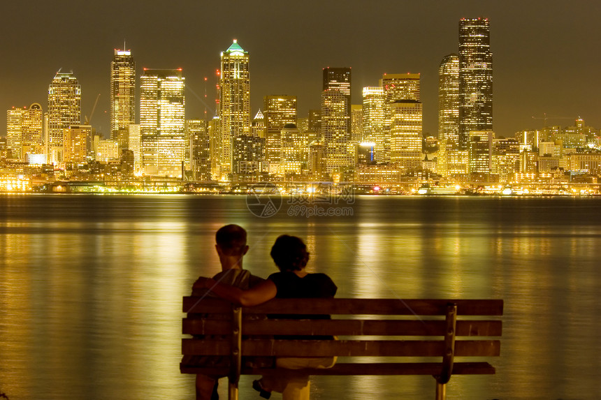 普吉特海湾对面的西雅图夜景图片