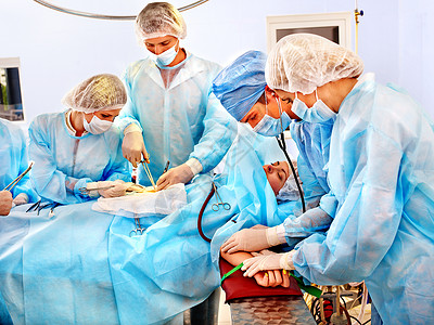 在手术室工作的外科医生团队在工作中图片