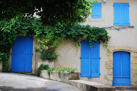 法国普罗旺斯VauclusseLourmarin村蓝色门图片