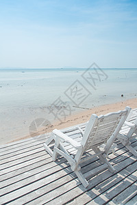 面朝大海的白色沙滩椅图片