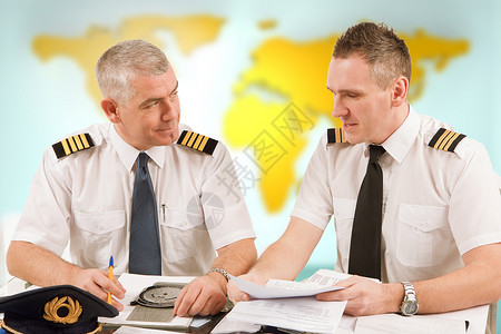 两名航空公司飞行员准备飞行图片