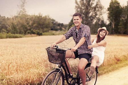 情侣骑自行车玩得很开心图片