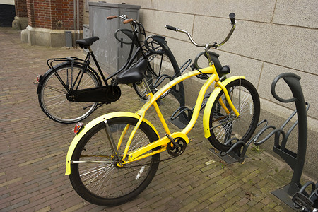 黄色自行车停在自行车泊图片