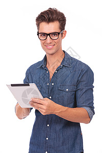 休闲的年轻人在他的平板电脑上工作图片
