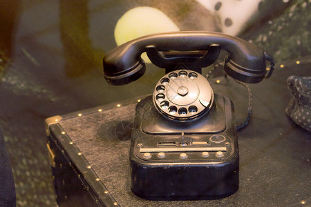 一个老古董黑色电话机图片