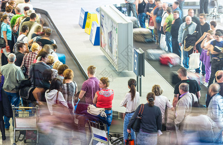 飞行后从机场的传送带获取大量行李将行李箱放在行李图片