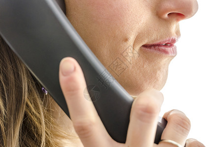 女呼叫中心员工在电话听筒上交谈时的切片视图图片
