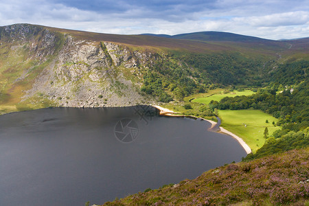 爱尔兰威克洛山脉的吉尼斯湖高清图片
