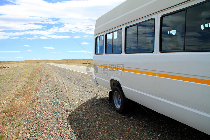 一辆白色面包车停在南美洲巴塔哥尼亚农村野外地区的路边图片