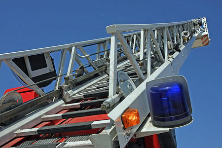在消防队练习课期间一辆消防车最高顶层背景图片