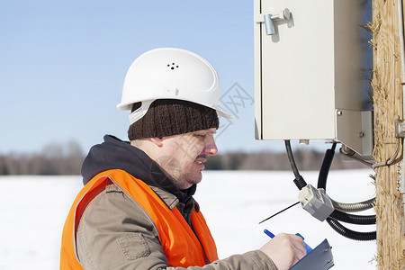 电气工程师检查电线技术质量图片