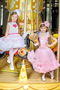 两个小女孩穿着漂亮的裙子在旋转图片