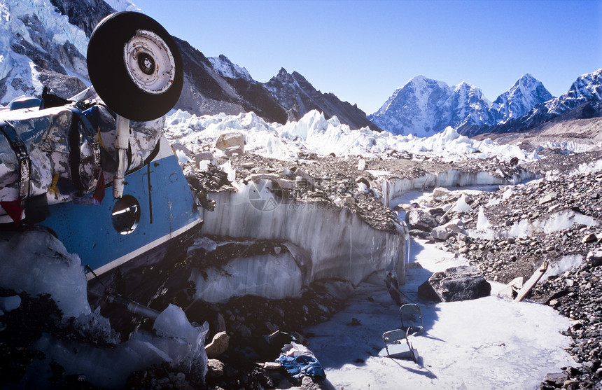 尼泊尔喜马拉雅山珠峰基地营冰冻在冰中图片