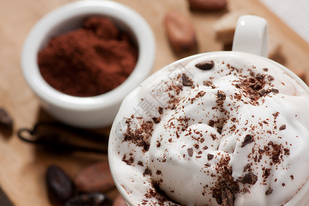 热巧克力加奶油和巧克力薯片可饮料的成分图片