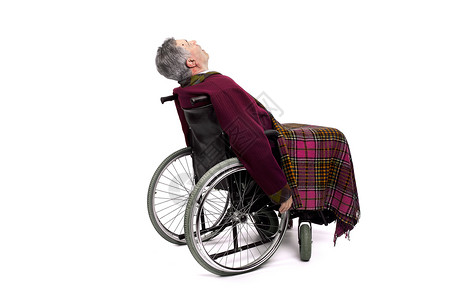 坐在轮椅上的孤独老人图片
