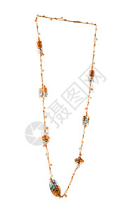 水晶珠子橙色项链在白色背景上被隔离图片