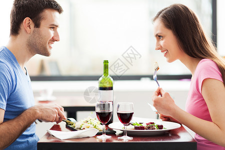 夫妇在餐厅吃饭高清图片