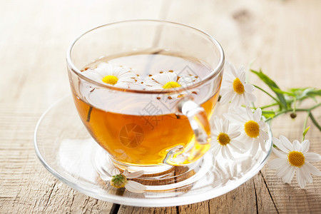 一杯带洋甘菊花的凉茶图片