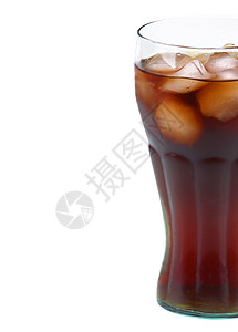 杯可乐加冰在白色背景图片