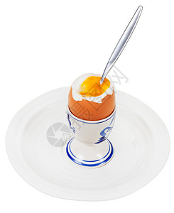 在白盘上的蛋杯里吃软煮鸡蛋图片