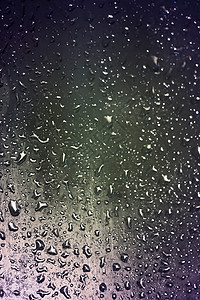 降雨时的水滴图片
