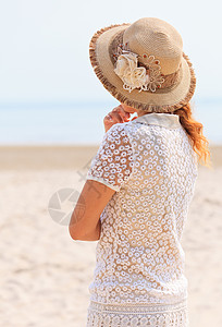 望着大海的豪华帽子的女人图片