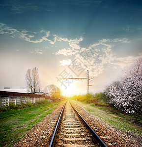 铁路在农村的铁轨上日图片