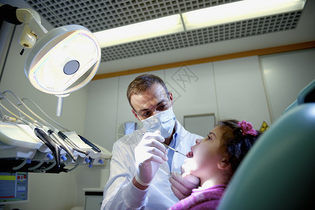 女婴在牙科诊所就诊时的医生牙医检查年图片