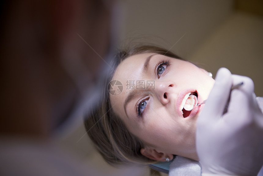 医生在牙科诊所看病人图片