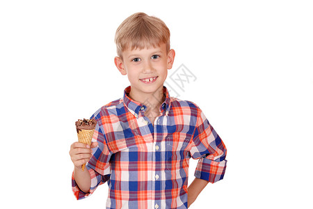 吃冰淇淋的快乐男孩图片
