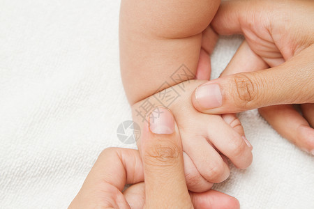 母亲对婴儿的按摩和体反感学手图片